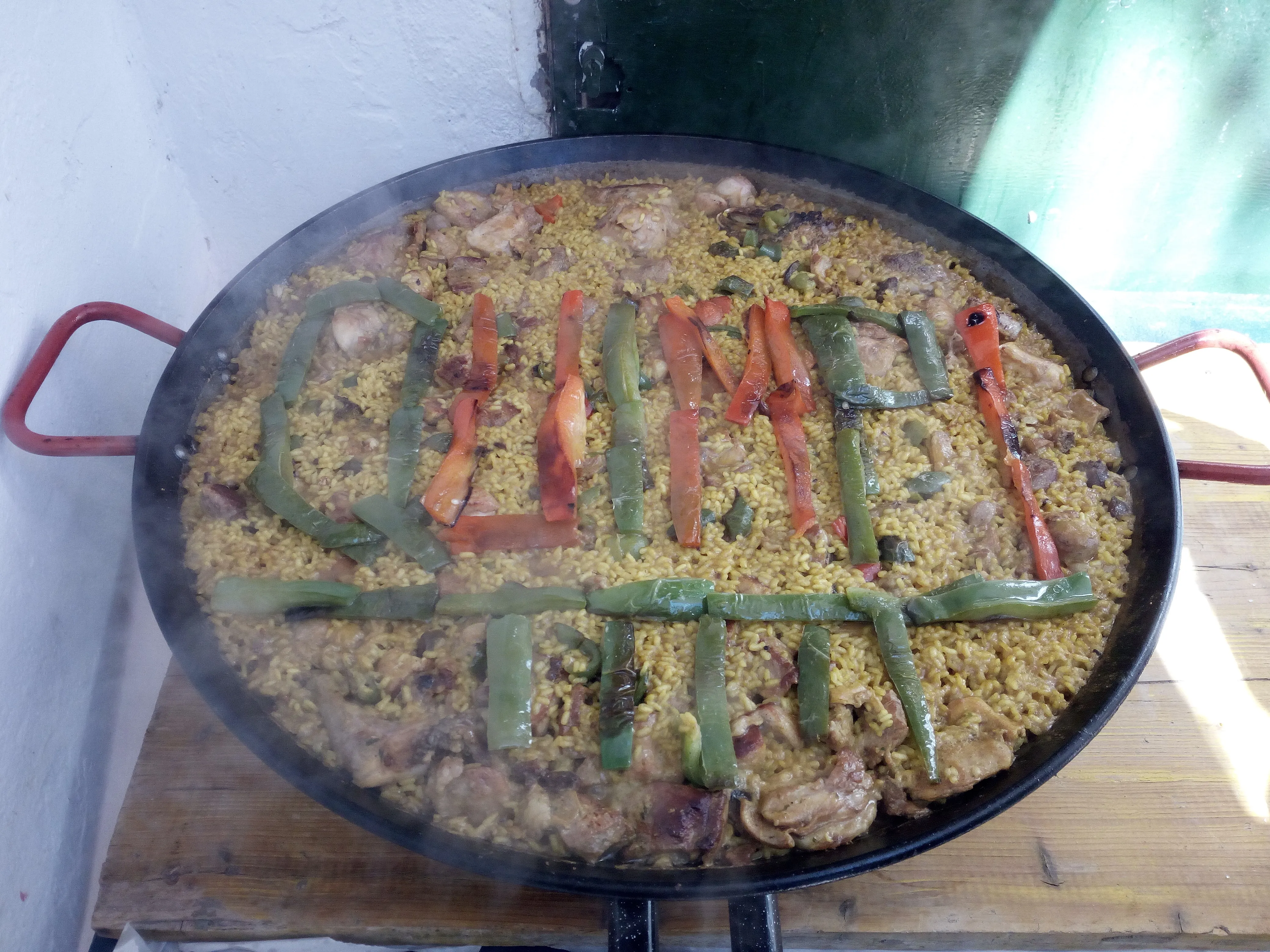 Paella cocinada en el campamento
